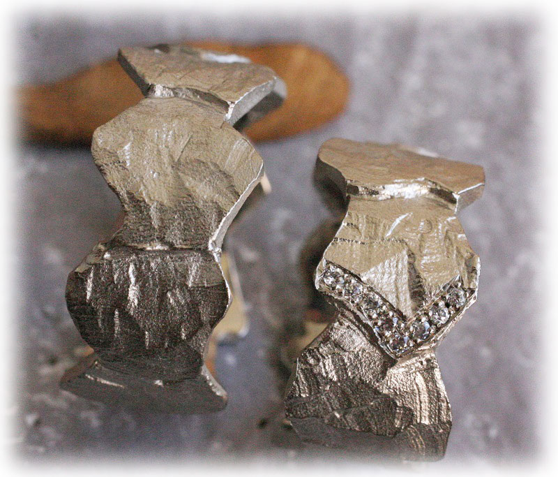 Gehämmerte Eheringe Trauringe IM135 aus Weissgold mit Diamanten