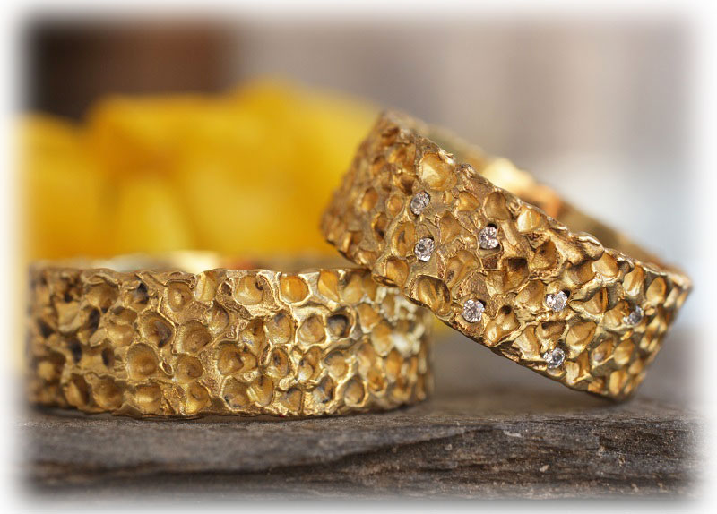 Exklusive Eheringe IM145 gehämmert aus Gelbgold mit Diamanten
