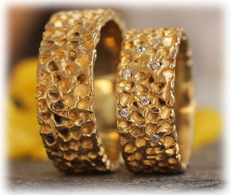 Exklusive Eheringe IM145 gehämmert aus Gelbgold mit Diamanten