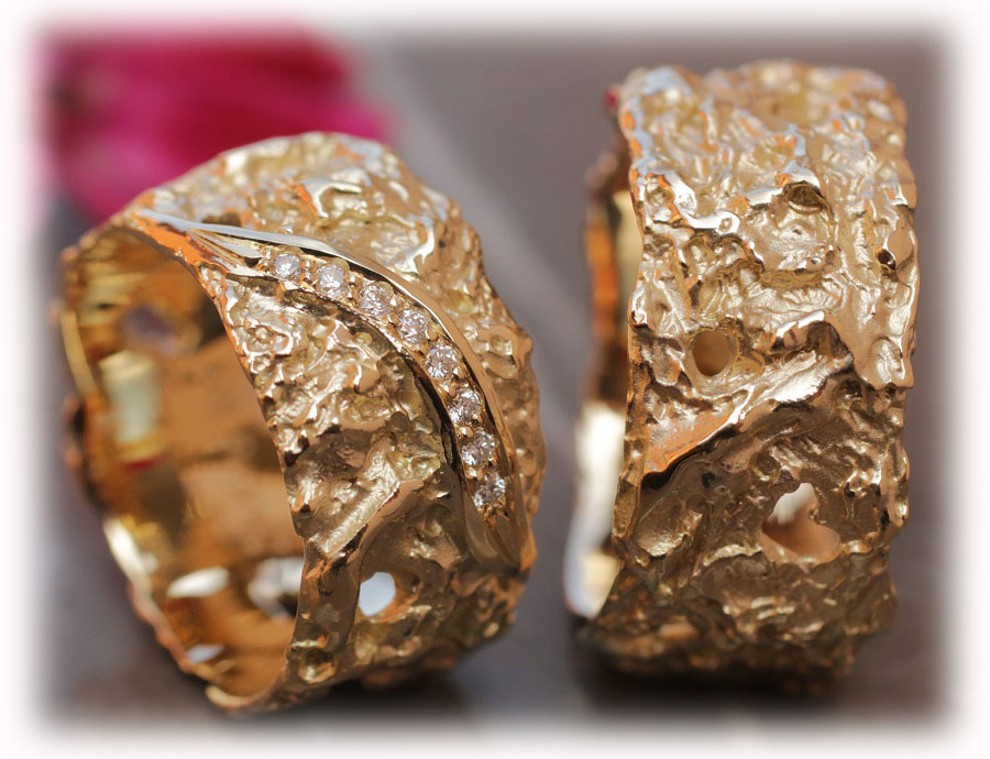 Extravagante Trauringe IM130 aus Gelbgold mit Diamanten gehämmert