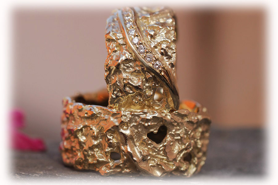 Extravagante Trauringe IM130 aus Gelbgold mit Diamanten gehämmert
