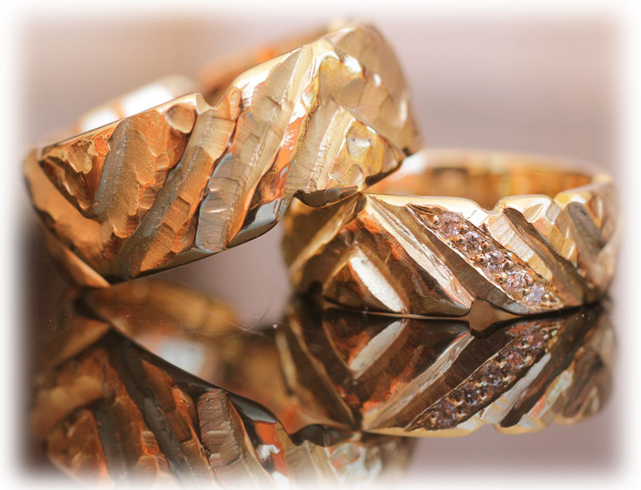 Gehaemmerte Eheringe IM150 aus Gelbogld mit 5x Diamanten